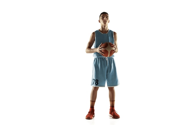 Porträt des jungen Basketballspielers in voller Länge mit einem Ball lokalisiert auf weißem Studiohintergrund. Teenager zuversichtlich posiert mit Ball. Konzept von Sport, Bewegung, gesundem Lebensstil, Werbung, Aktion, Bewegung.