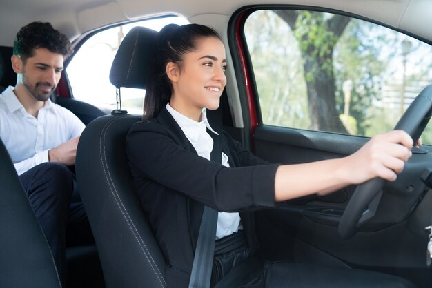 Porträt des jungen Geschäftsmannes auf dem Weg zur Arbeit in einem Taxi