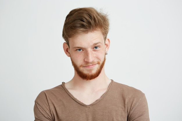 Porträt des jungen gutaussehenden Mannes mit dem lächelnden Bart.