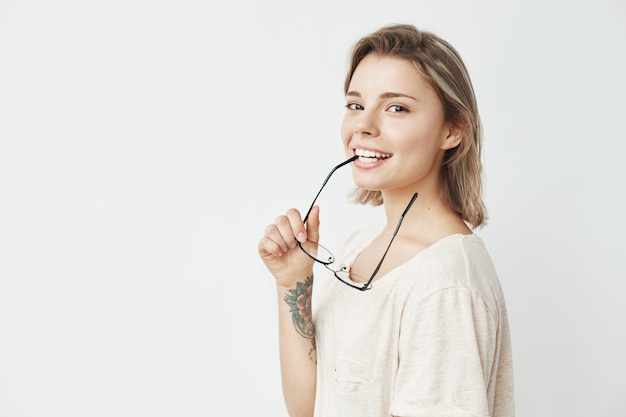 Porträt des jungen hübschen Mädchens lächelnd denken träumende beißende Brille.