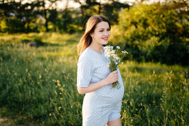 Porträt des jungen Mädchens auf Gras- und Baumparklandschaft