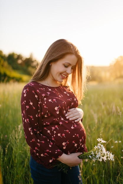 Porträt des jungen Mädchens auf Gras- und Baumparklandschaft