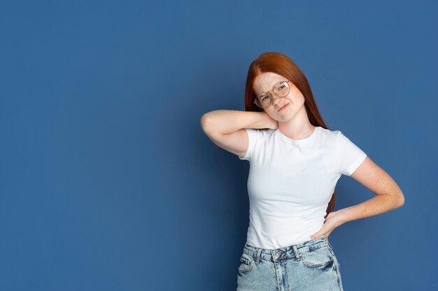 Porträt des jungen Mädchens isoliert auf blauer Wand, Exemplar