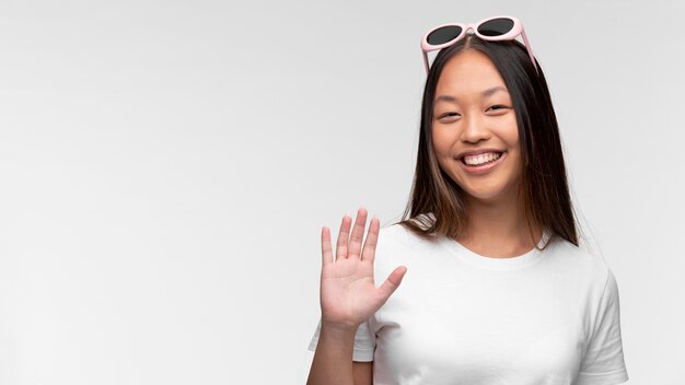 Porträt des jungen Mädchens mit cooler Sonnenbrille