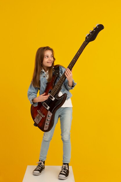 Porträt des jungen Mädchens mit Gitarre