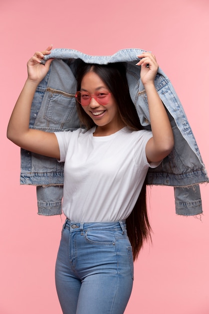 Kostenloses Foto porträt des jungen mädchens mit sonnenbrille und jeansjacke