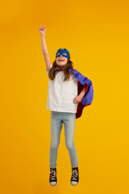 Porträt des jungen Mädchens mit Superhelden-Umhang