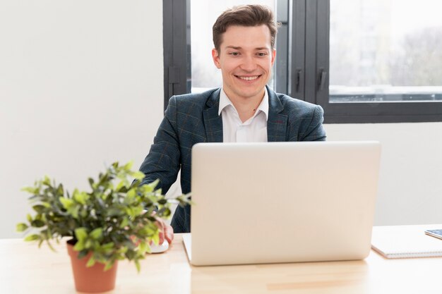 Porträt des jungen Mannes, der Arbeit genießt