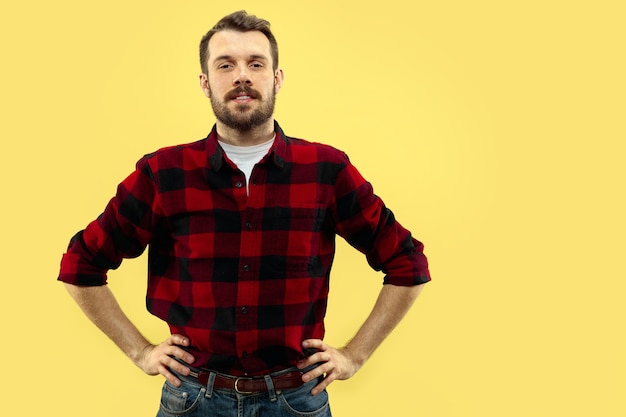 Kostenloses Foto porträt des jungen mannes im hemd. vorderansicht. trendige farben. stehend und lächelnd.