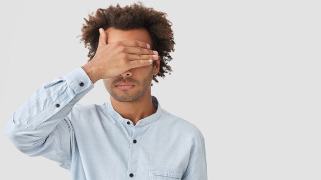 Porträt des jungen Mannes mit dem lockigen Haar, das Hemd trägt