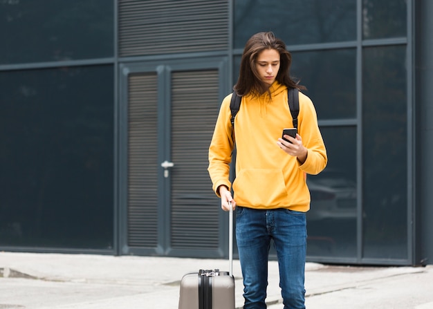 Porträt des jungen Mannes mit langen Haaren