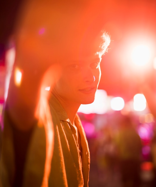 Kostenloses Foto porträt des jungen mannes mit undeutlichem hintergrund