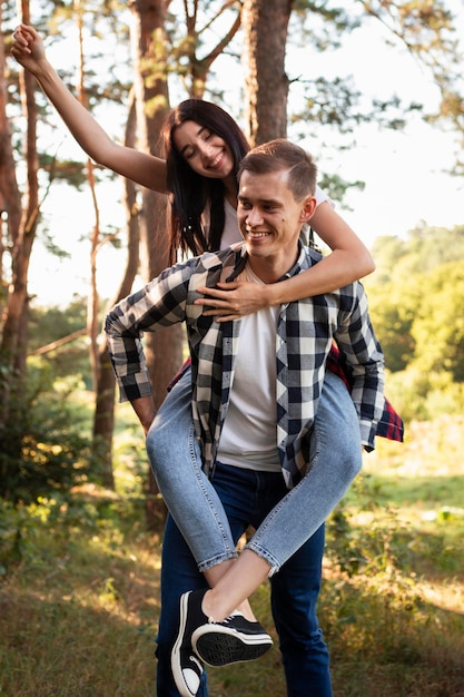 Kostenloses Foto porträt des jungen paares, das spaß zusammen hat