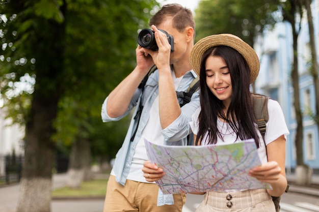 Kostenloses Foto porträt des jungen paares, das zusammen reist