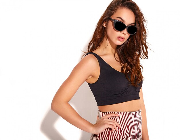 Porträt des jungen stilvollen Mädchenmodells im zufälligen Sommer kleidet mit natürlichem Make-up in der lokalisierten Sonnenbrille