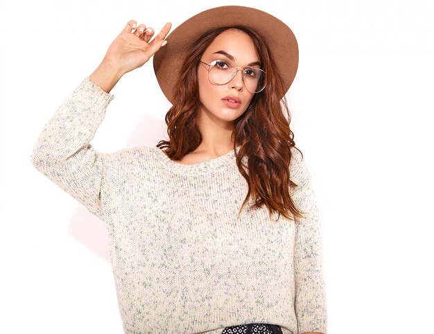 Porträt des jungen stilvollen Modells in lässiger Sommerkleidung im braunen Hut mit natürlichem Make-up in Gläsern auf Weiß