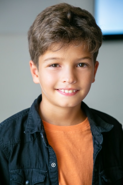 Porträt des kaukasischen kleinen Jungen mit stilvollem Haarschnitt
