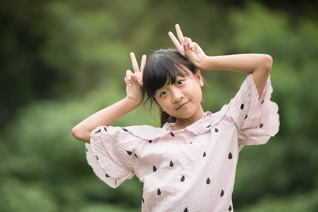 Porträt des kleinen asiatischen Mädchen-Show-Gefühl-Blickes auf Kamera
