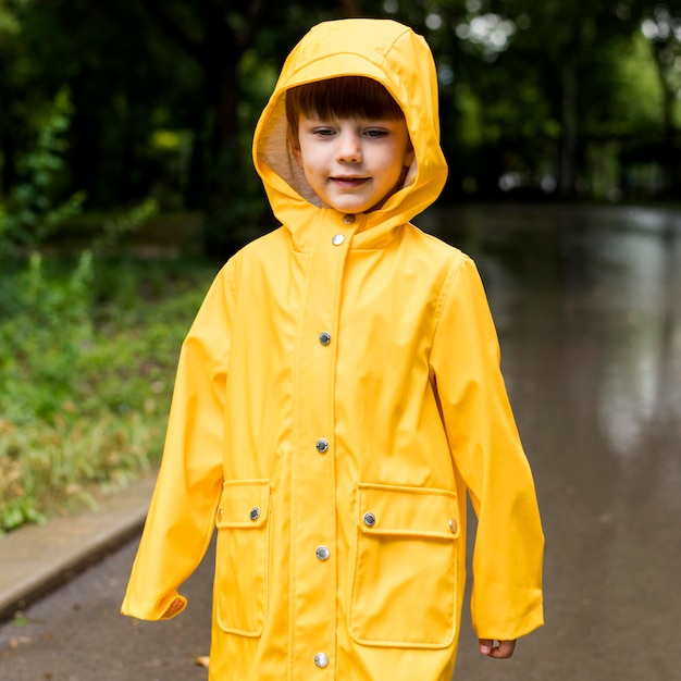 Kostenloses Foto porträt des kleinen jungen im regenmantel
