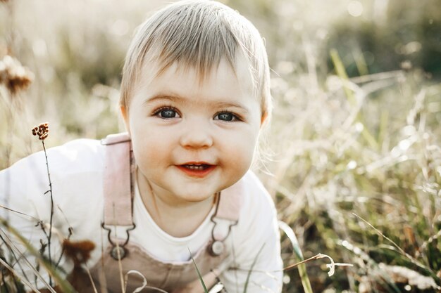 Porträt des kleinen Mädchens nah oben auf dem Rasen