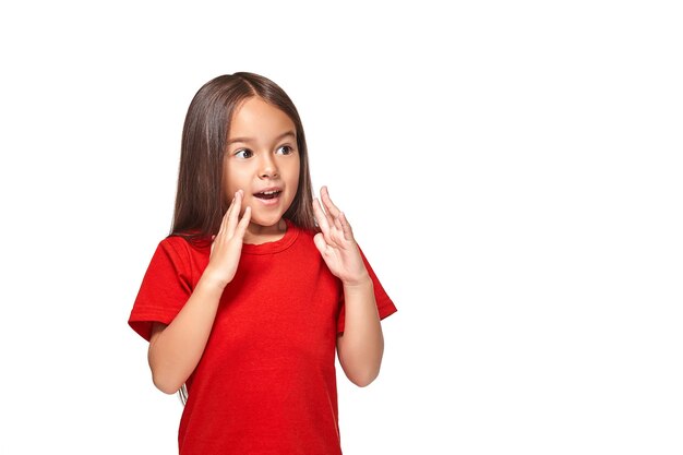 Porträt des kleinen überraschten Mädchens aufgeregt erschrocken im roten T-Shirt. Isoliert auf weißem Hintergrund