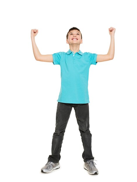 Porträt des lachenden glücklichen jugendlich Jungen mit erhobenen Händen