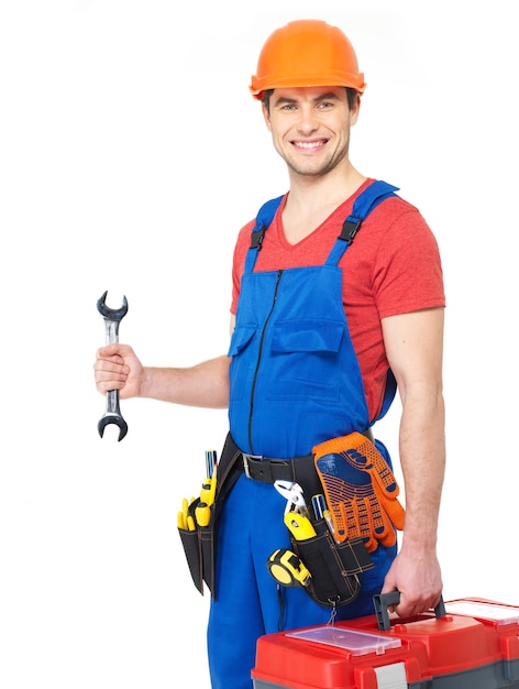 Porträt des lächelnden Arbeiters mit Werkzeugen und Schraubenschlüssel lokalisiert auf Weiß