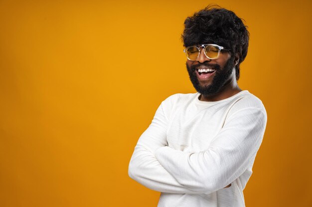 Porträt des lächelnden jungen schwarzen Mannes im Studio