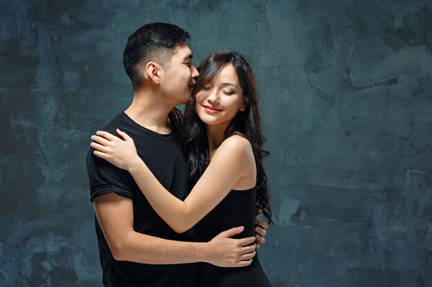 Porträt des lächelnden koreanischen Paares