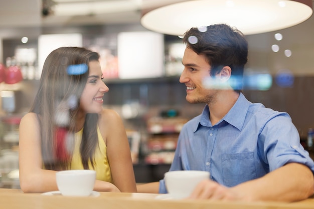 Porträt des lächelnden Paares im Café