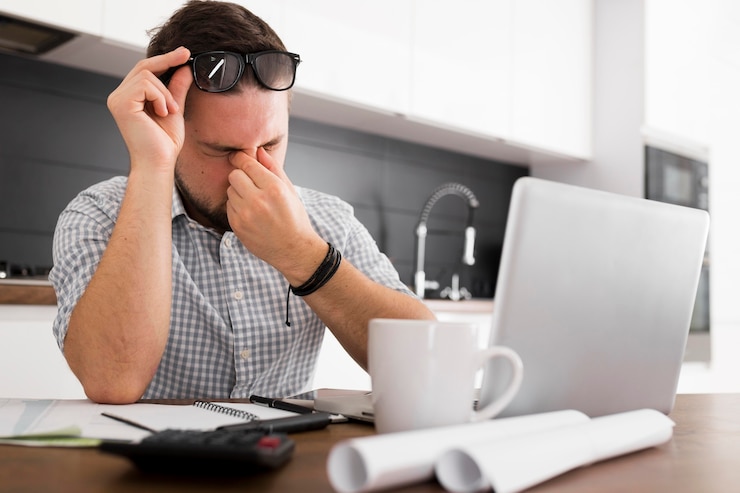 Kostenlose Foto porträt des lässigen mannes der arbeit müde