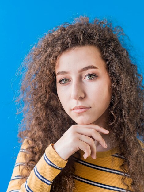 Porträt des Mädchens mit lockigem Haar und grünen Augen