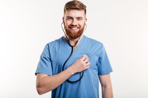 Porträt des Mannarztes mit Stethoskop