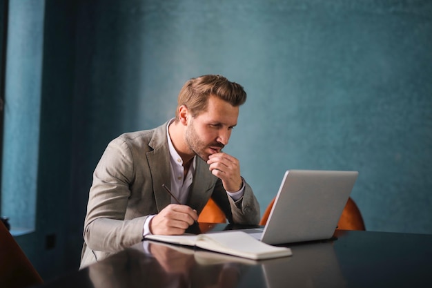 Porträt des Mannes bei der Arbeit am Computer