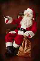 Kostenloses Foto porträt des mannes im weihnachtsmann-kostüm