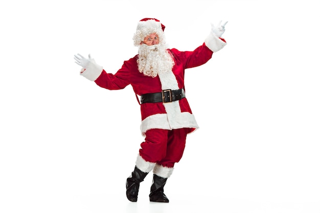 Porträt des Mannes im Weihnachtsmannkostüm mit einem luxuriösen weißen Bart, der Weihnachtsmannmütze und einem roten Kostüm - in voller Länge lokalisiert auf Weiß