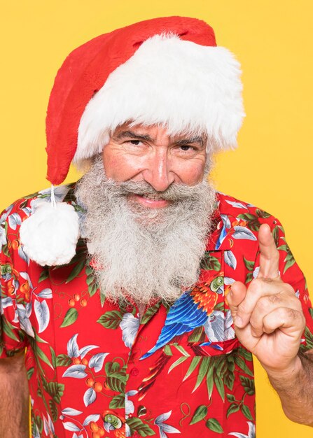 Porträt des Mannes mit tropischem und Weihnachtskonzept