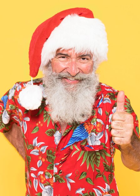 Porträt des Mannes mit tropischem und Weihnachtskonzept