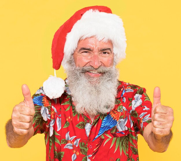 Porträt des Mannes mit tropischem und Weihnachtskonzept