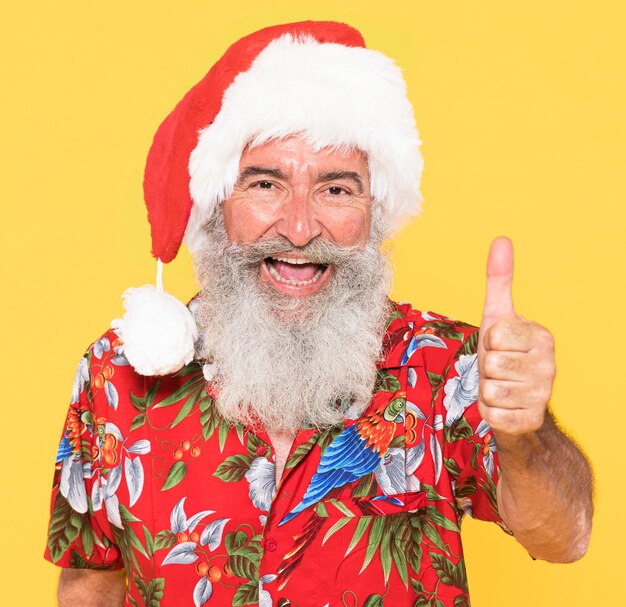 Porträt des Mannes mit tropischem und Weihnachtskonzept