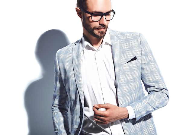 Porträt des modischen Hipster-Geschäftsmannmodells der schönen Mode, gekleidet in elegantem hellblauem Anzug in Gläsern auf Weiß.
