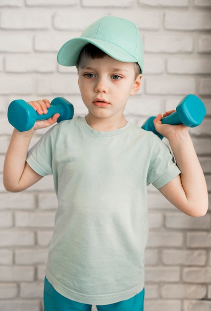 Porträt des niedlichen Jungen, der zu Hause trainiert