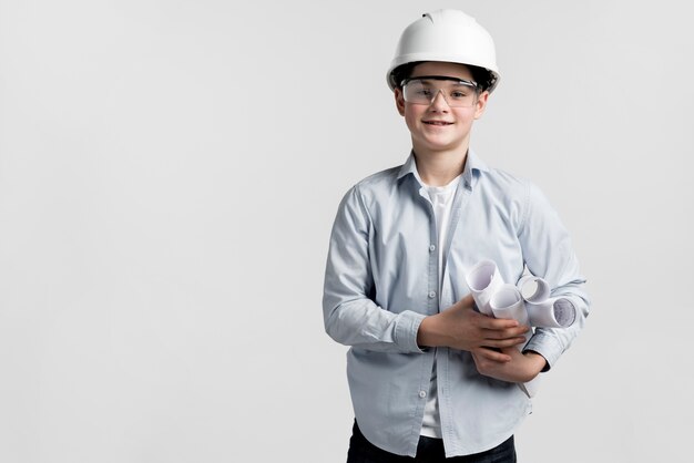 Porträt des niedlichen Jungen mit Schutzhelm