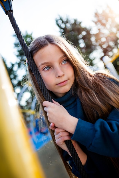 Porträt des niedlichen kleinen Mädchens am Spielplatz