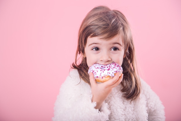 Porträt des niedlichen kleinen Mädchens mit Donut