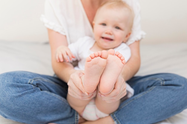 Kostenloses Foto porträt des niedlichen kleinen mädchens mit mutter