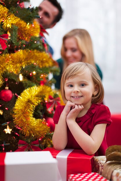 Porträt des niedlichen kleinen Mädchens während der Weihnachten