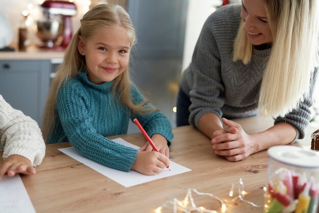 Porträt des niedlichen Mädchens, das Brief an den Weihnachtsmann schreibt