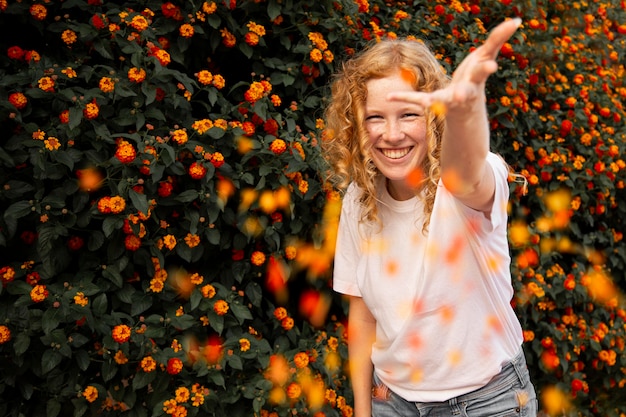 Kostenloses Foto porträt des niedlichen schönen jungen mädchens lächelnd