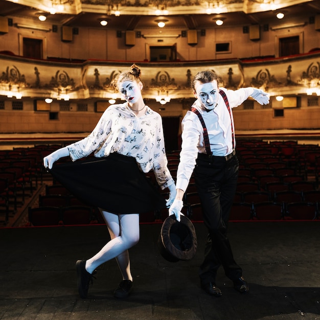 Kostenloses Foto porträt des pantomimekünstlers stehend im auditoriumsgruß